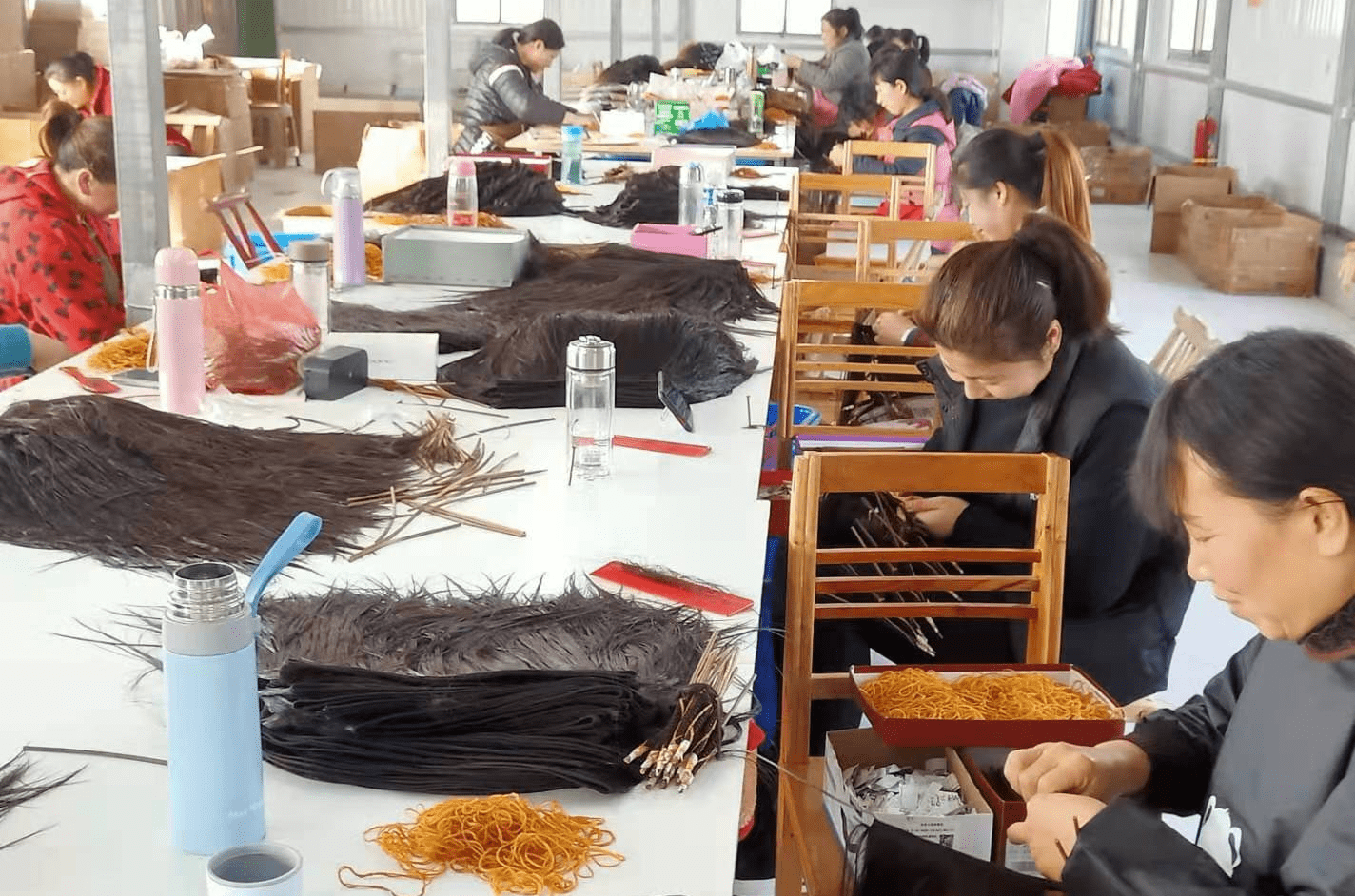 利用村内闲置的村小学,通过招商引资引进假发生产企业---南阳荣晟工艺