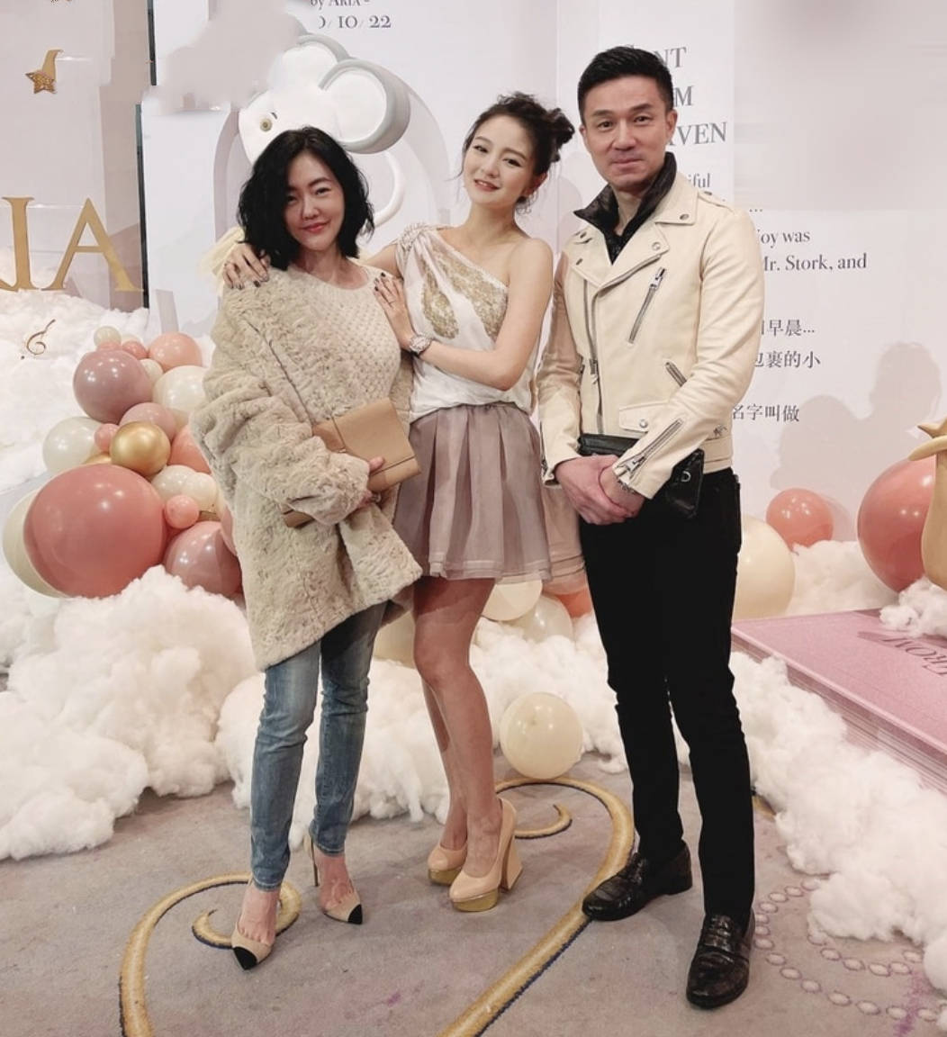 为女儿办双满月酒,穿短裙露肩装展露好身材,丈夫隔空祝福_陈荣炼