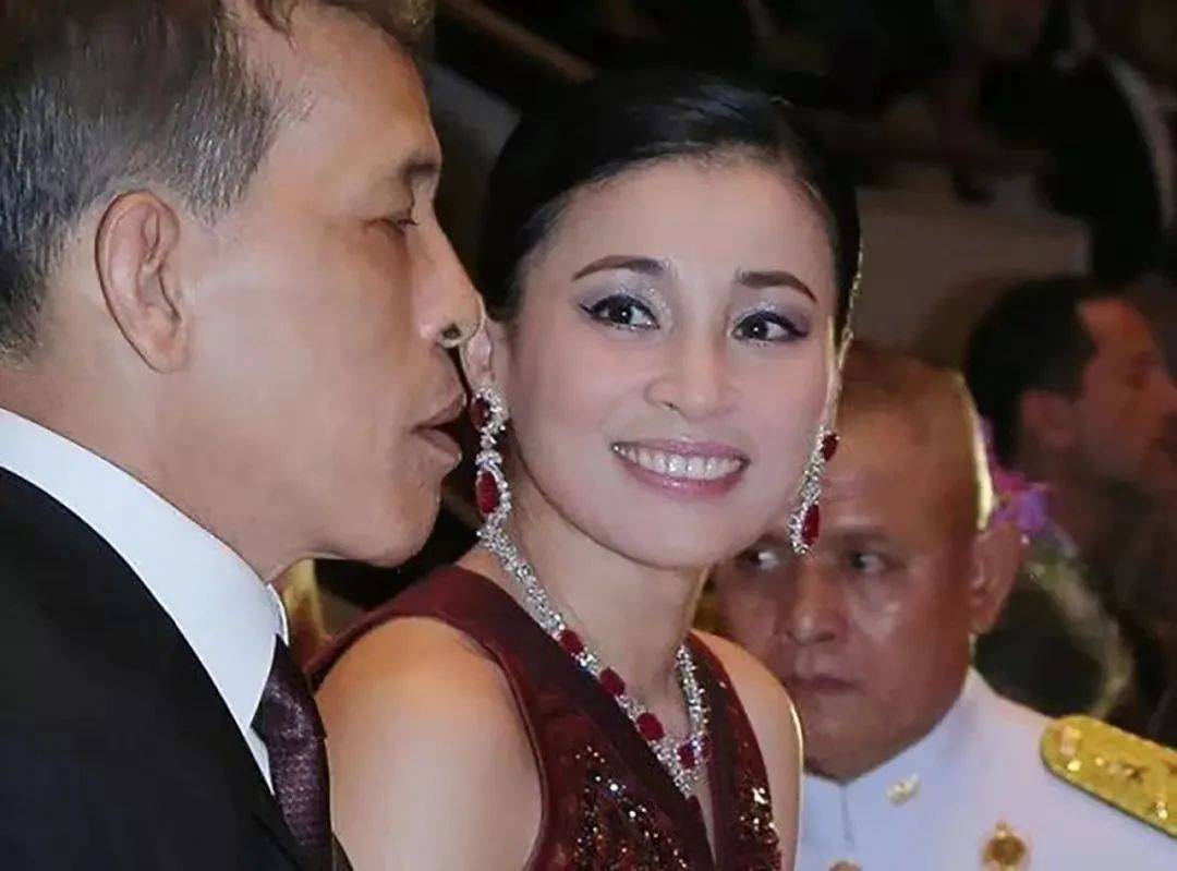 泰国后宫"三足鼎立"!西拉米与贵妃重建主仆缘,王后孤单无依靠
