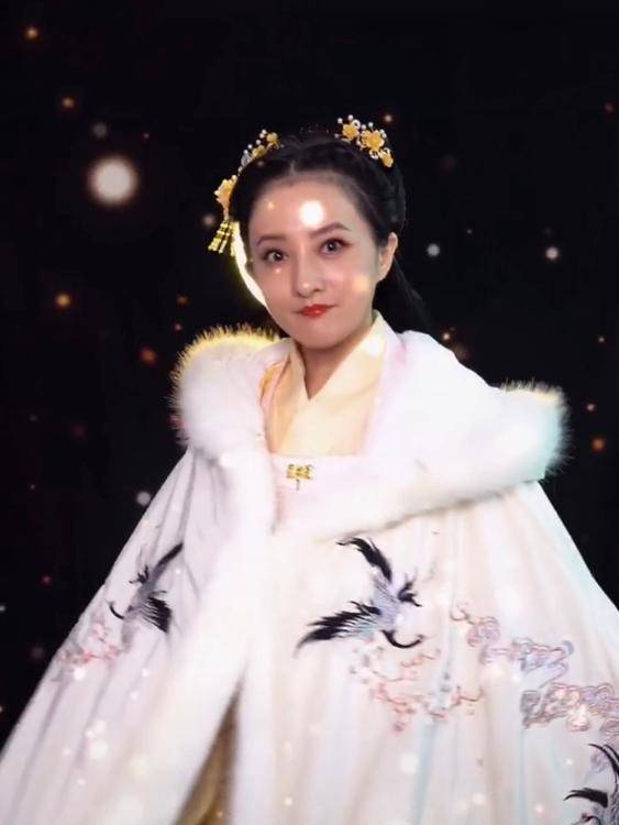 40岁金铭短发戴眼镜,造型显老被嘲像阿姨,至今未婚遭粉丝催婚