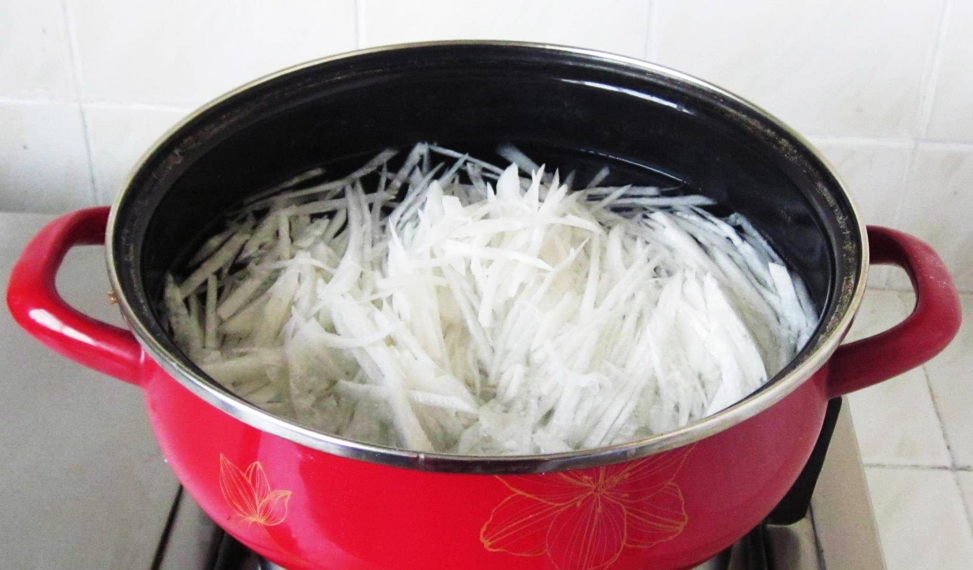 4撇去浮沫,放入高汤1小勺,煮开后出锅,盛入汤碗内即可.