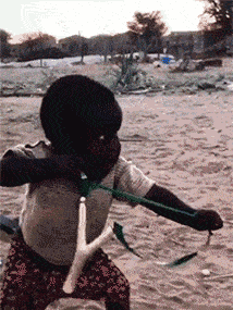 小朋友,你黑的太可爱了,弹弓可不是这样玩的兄弟,你站起来的不是时候