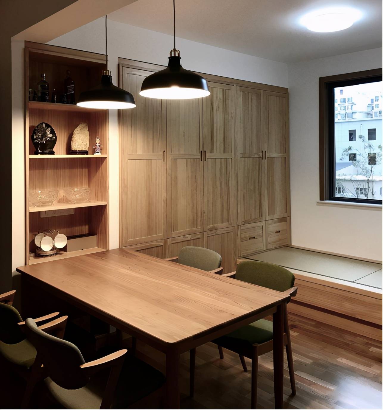 小空间变三室,餐厅处设计榻榻米,扩展收纳机能,颜值倍增