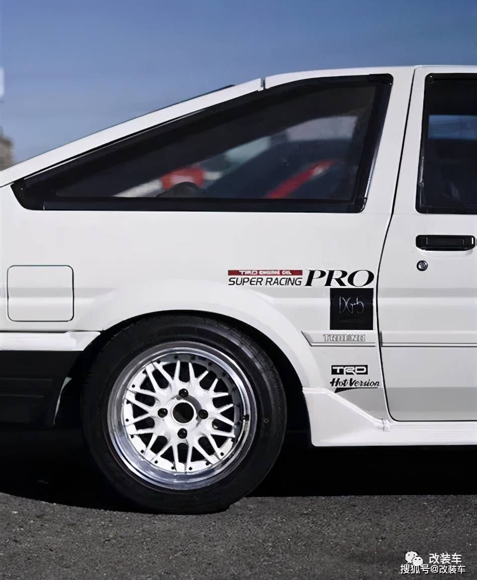 《头文字d》最大悬疑揭秘!茂木夏树坐的那辆奔驰到底是谁的?