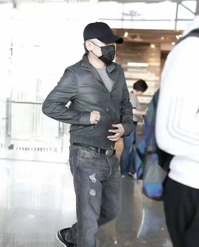 原创还是那个帅大叔!吴秀波皮衣搭牛仔裤走机场,"雅痞范"不减当年