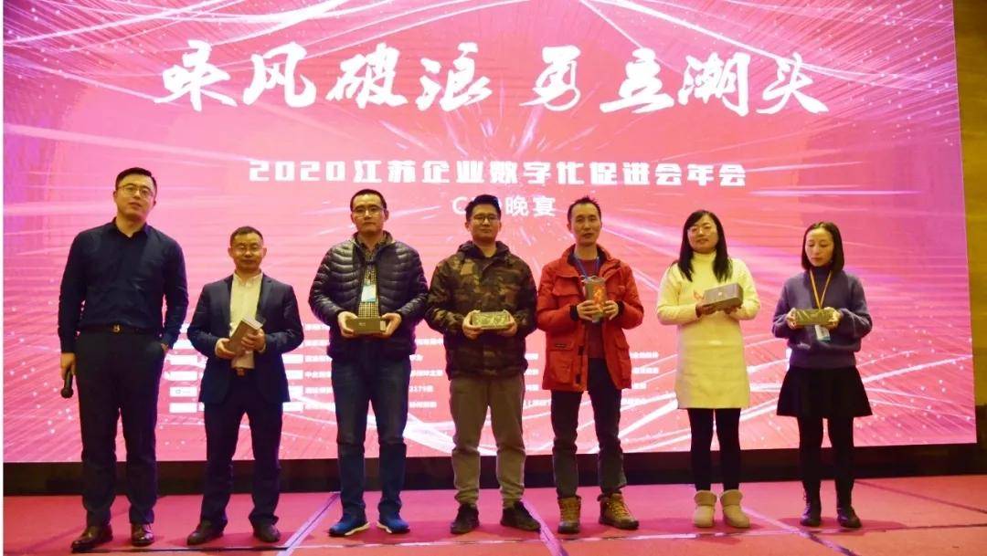 (左一)中企通信区域销售经理彭开益为抽奖环节获奖嘉宾颁奖并合影