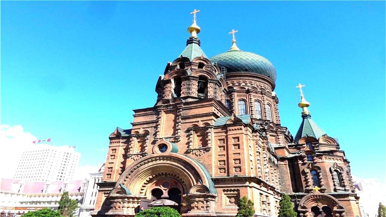 哈尔滨火车站广场有一座诡异的教堂，看起来很美，实际上却是墓地