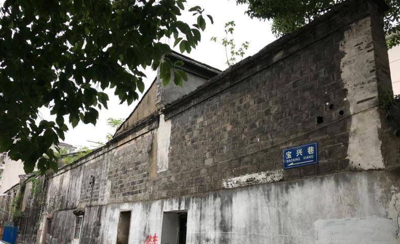 宁波繁华百年的老街，如今正在改建中，网友：我们不需要新老街