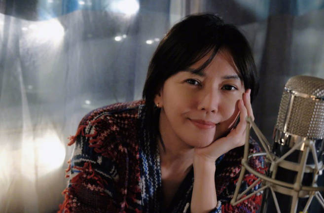 孙燕姿庆平安夜笑容温柔 晒手部比心特写超用心