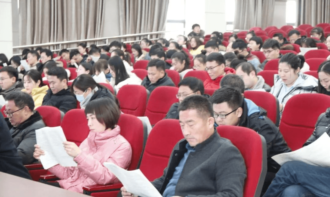 李明胜,副校长李成,董宪勇,杜钦刚,陈阳,学校中层以上干部以及枣庄
