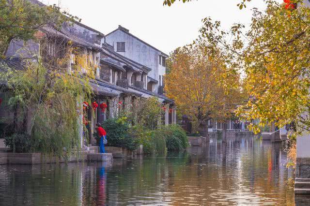 比周庄淳朴，比西塘清丽的古镇，周末的街上只有少许的上海游客