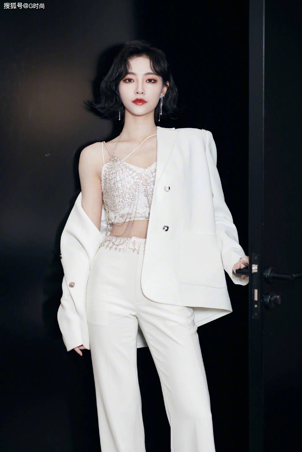 许佳琪身穿白色西服套装内搭闪钻点缀短款吊带
