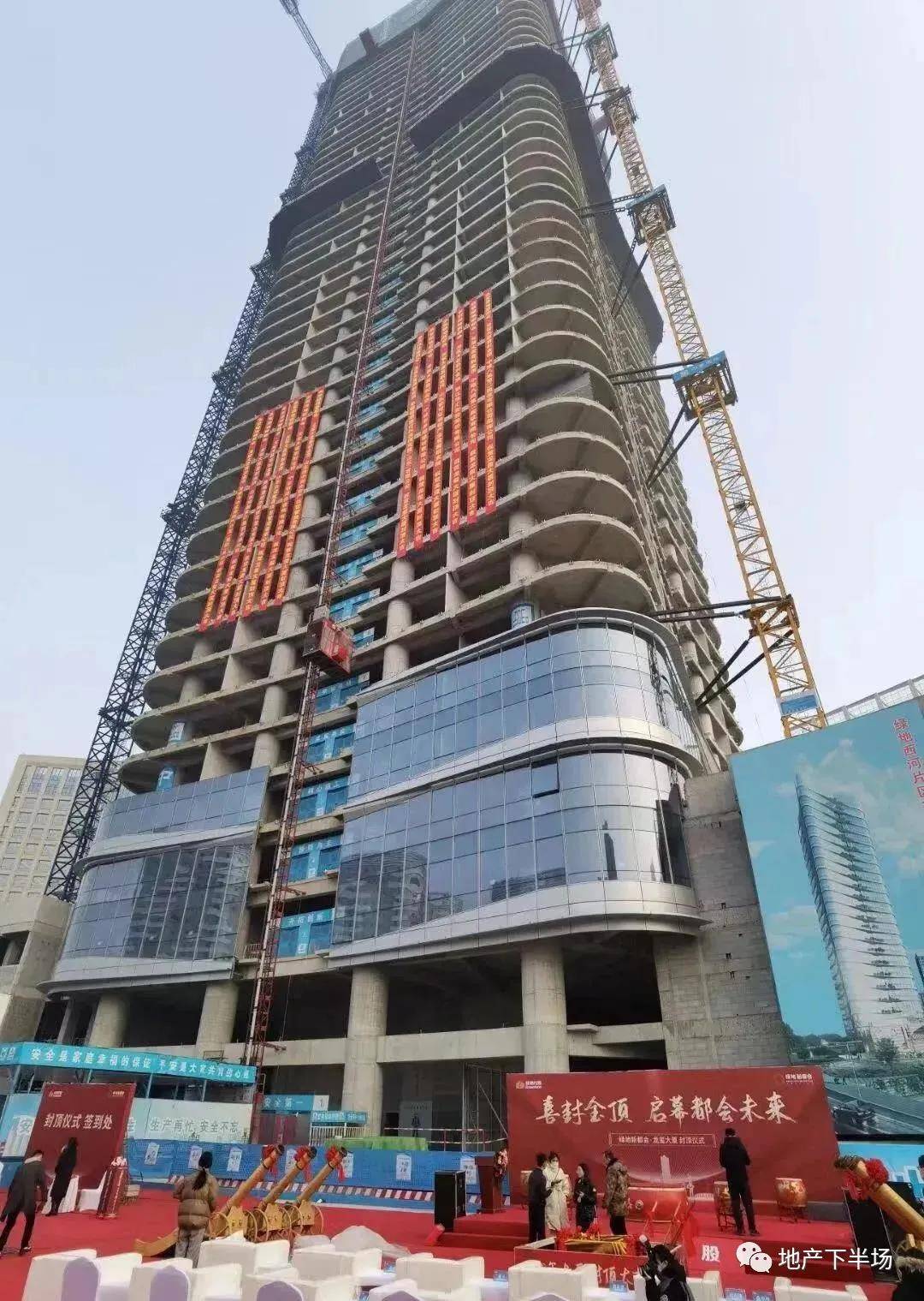 龙玺大厦封顶现场而位于cbd,428米高的山东国际金融中心,自开工以来