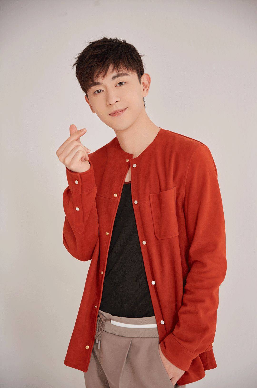 八字命理名人篇邓伦壬水泄秀比肩生助事业较旺