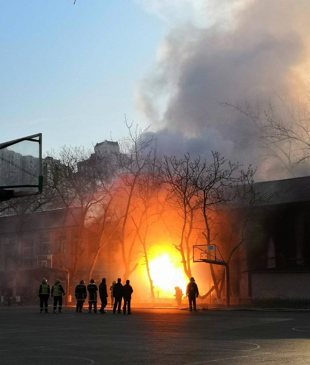 北京交通大学东校区发生起火事件:源于实验室爆炸,现场见到明火