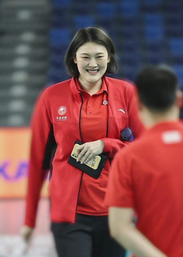原创霸气十足王一梅晒最新个人写真32岁大梅转型为女排球队经理