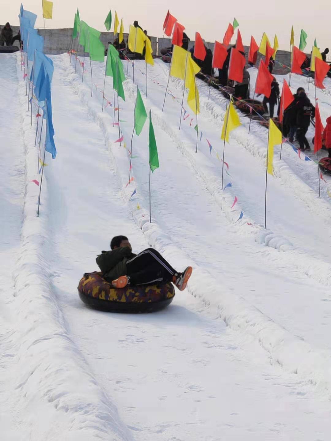 这里项目很多,冰场滑冰,高坡滑雪,雪地拔河,人拉雪圈,冰上自行车,雪上