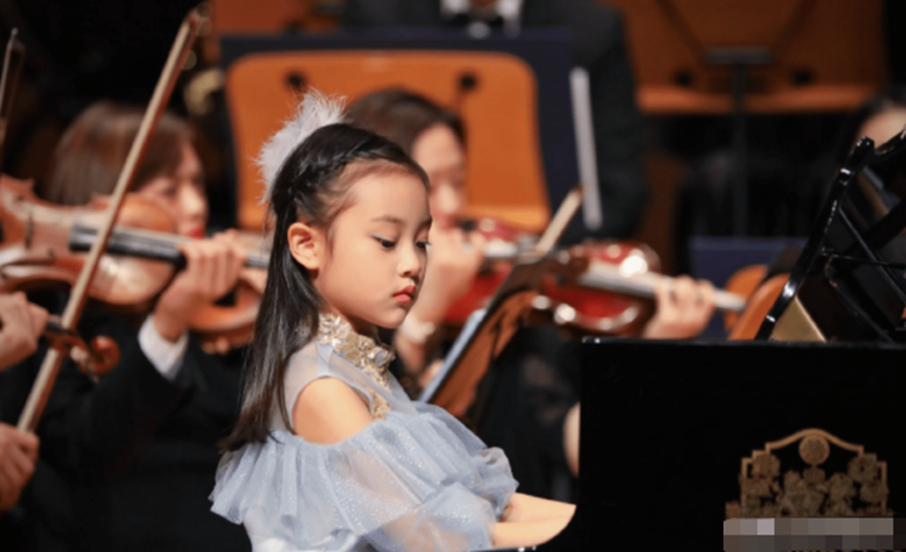 8岁甜馨长大啦钢琴独奏自信大方网友李小璐是位好妈妈