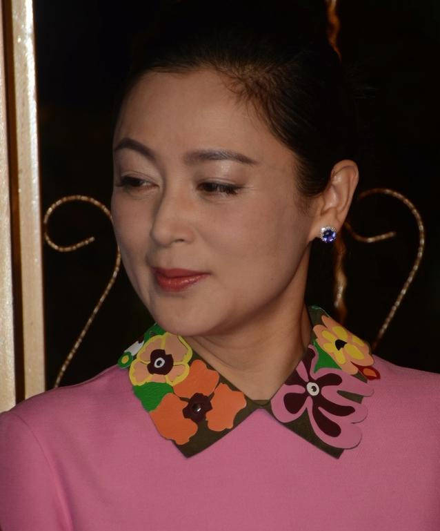 51岁陈红也太会扮嫩了粉色连衣裙拼接花领精致减龄好可人