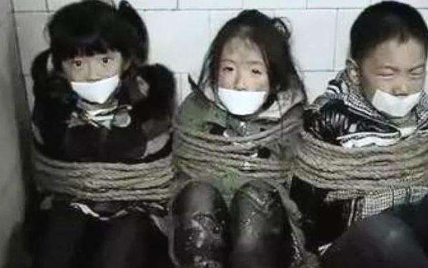 孩子告诉爸爸有妖怪跟踪他爸爸的做法很机智警察都赞扬