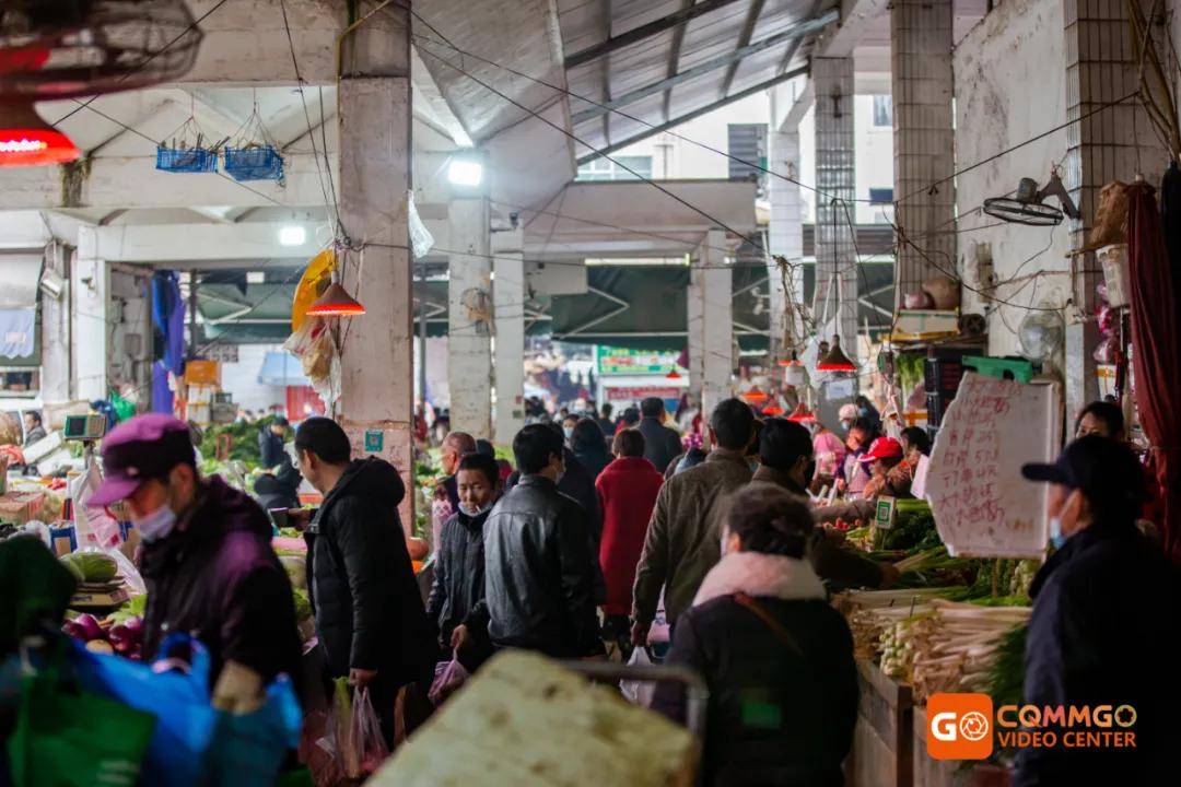 石桥铺有个批发市场热闹得像每天都在赶场耍事太多腿已逛断