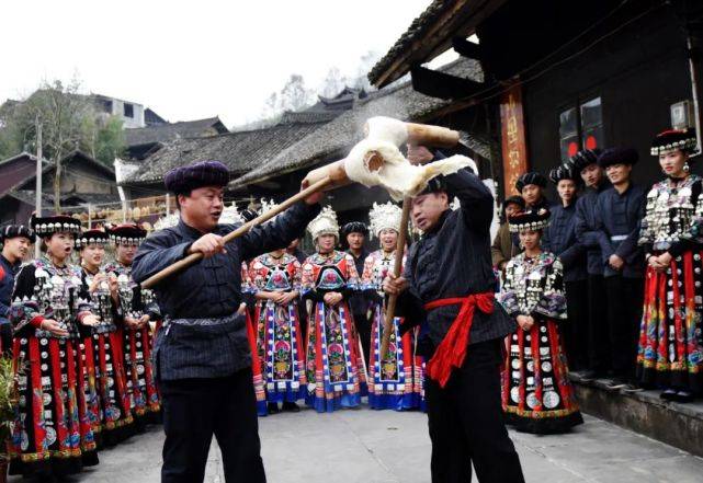 棒打糍粑鼓王学打苗鼓还有跟着湘西壮汉学打苗拳除了巴代祈福,芦笙