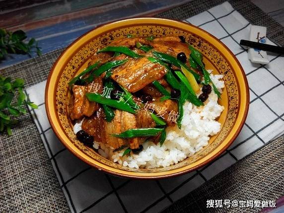 冬天的蒜苗就是香,做成蒜苗盐煎肉盖饭,很家常,真够味儿!_手机搜狐网