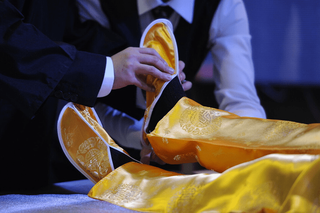 95后女生当寿衣模特直播带货寿衣帮人们在最后一刻体面告别