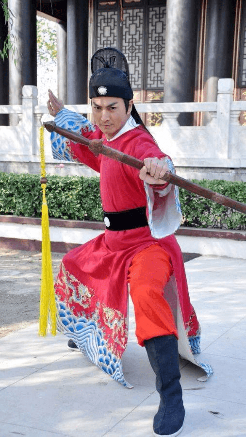 原创展昭何家劲近照曝光街头开挖掘机赚钱60岁一身肌肉仍单身