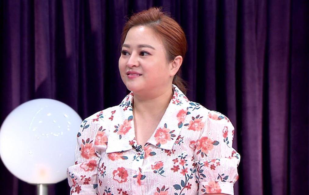 多年来当歌手的何嘉文早年也演过很多电影和电视剧.