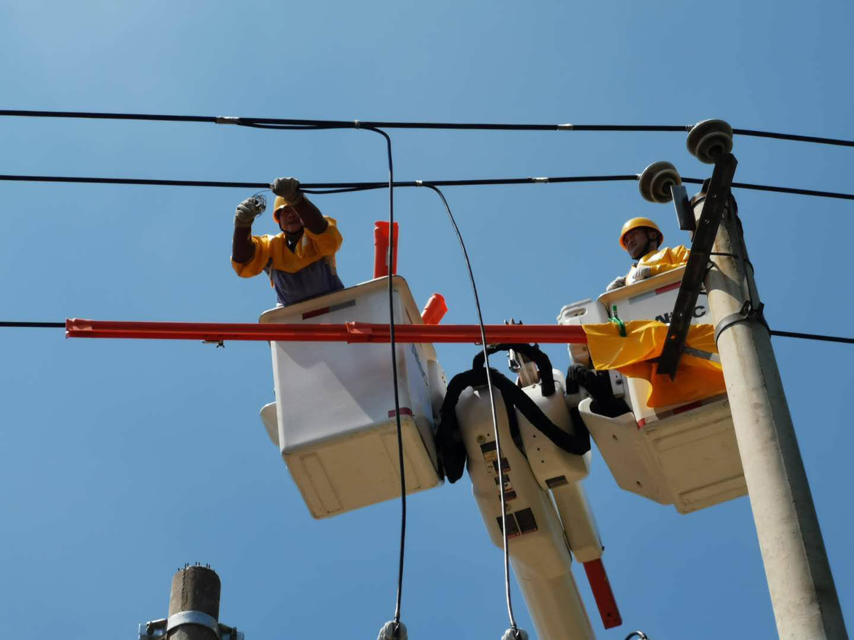 国网大名县供电公司带电作业显神通,守护万家过暖冬