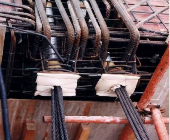 混凝土平台巨型梁网预应力筋施工技术