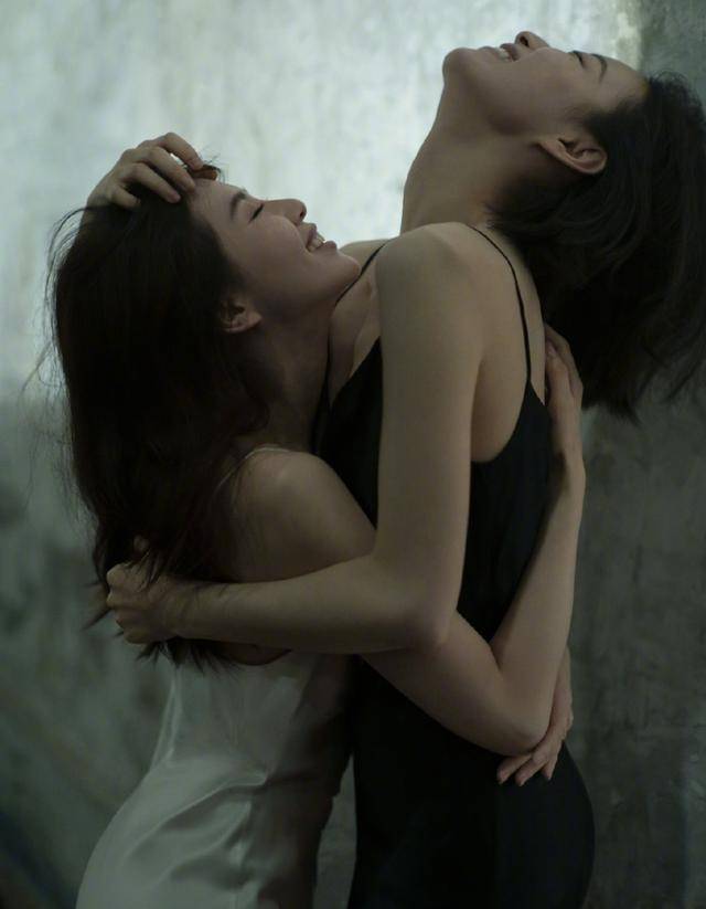 倪妮刘诗诗上演摸头杀,穿真丝吊带女神互撩,网友:太欲了吧
