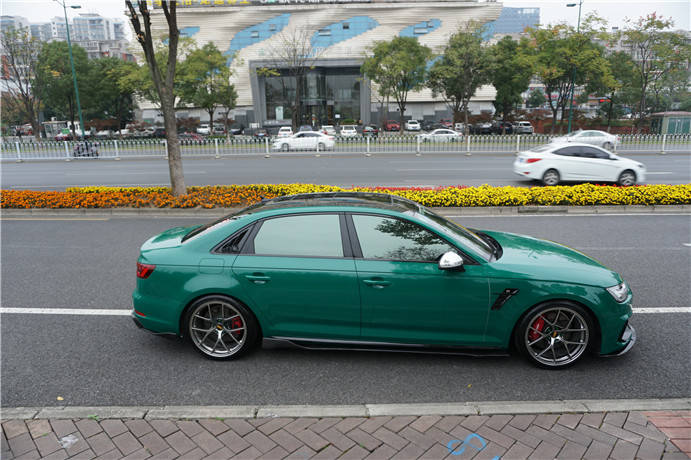 奥迪a4旧车变新车改色高亮森林绿邮政绿