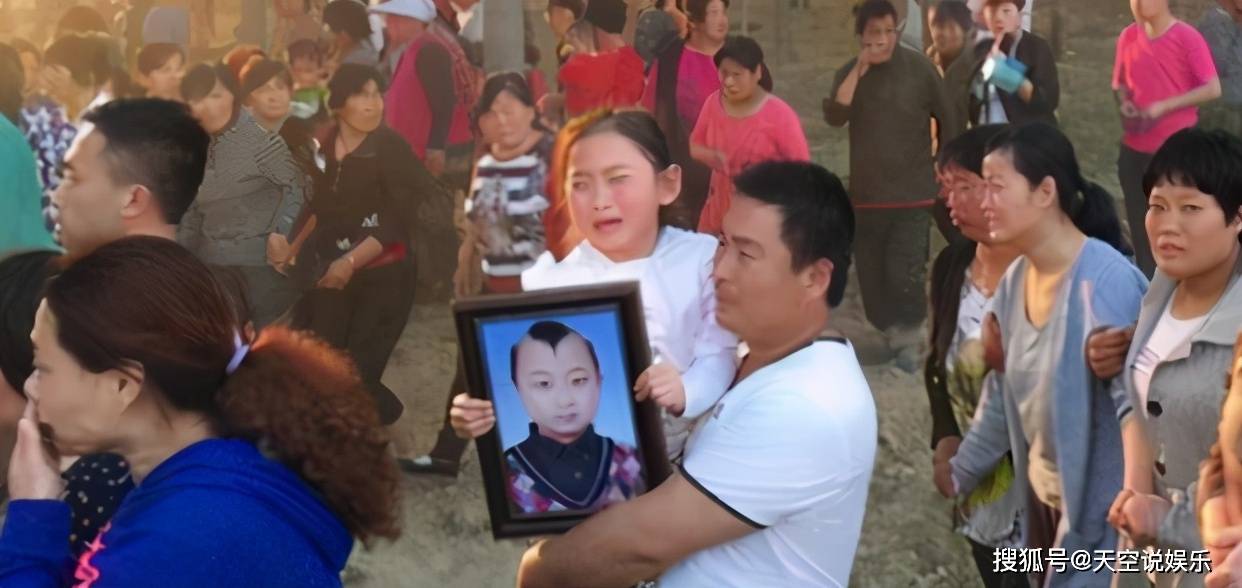 "年画娃娃"邓鸣贺8岁离世,生前一直做父母摇钱树,被网友称童子命