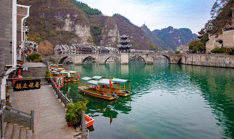 祝圣桥是 镇远 古城的标志性建筑,当地人称之为老大桥.