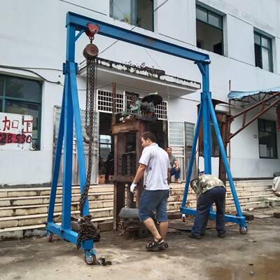 加工厂使用小型龙门架吊运铁件_手机搜狐网