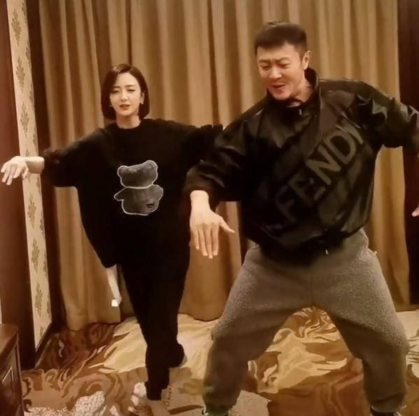 印小天佟丽娅一起跳舞十分默契 舞姿超魔性