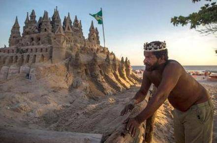 地球上最穷的“国王”，城堡坏了自己修，生活花费全靠游客