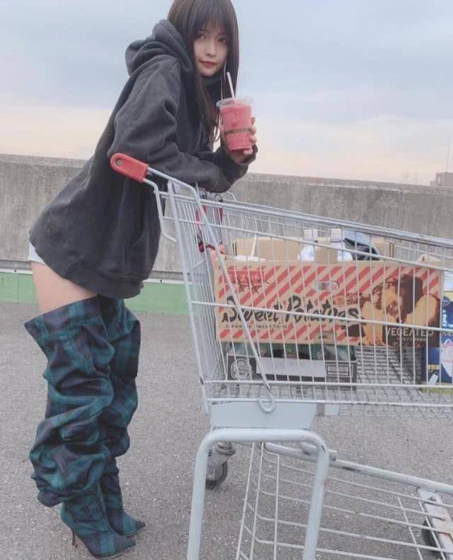 日本少女的靴子比人还高穿上却像裤子掉了这时尚真看不懂