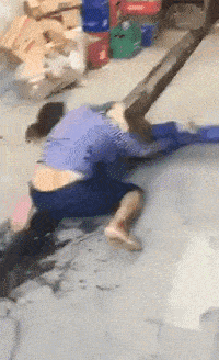 搞笑gif段子孩子下雨不要穿这种鞋子特别容易坏