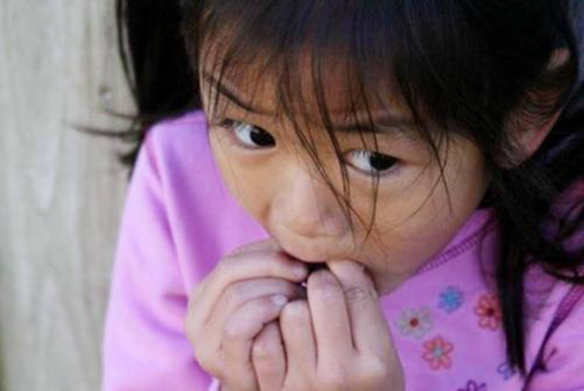 孩子爱啃手指头该不该管心理专家置之不理会有两种结果