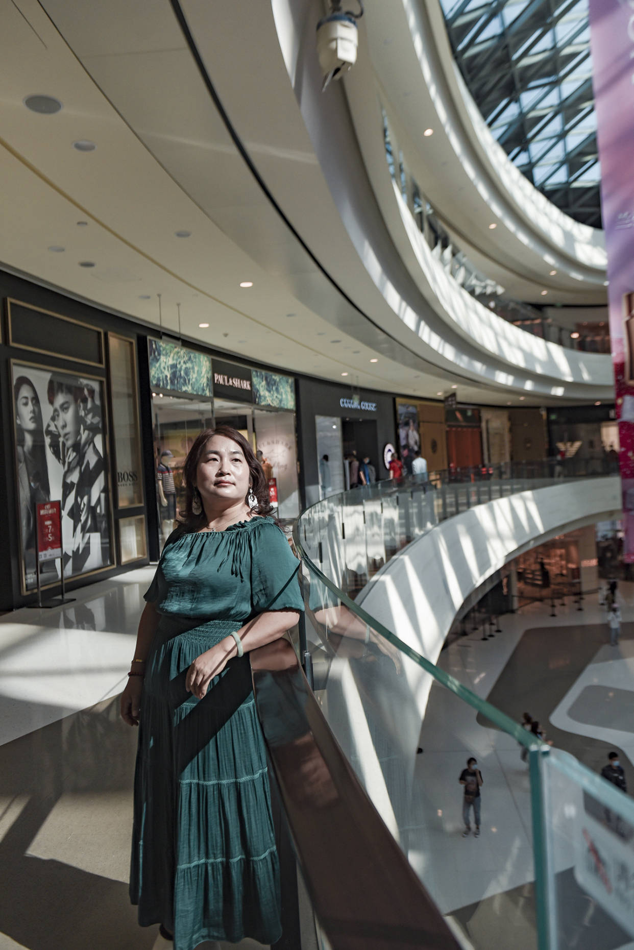 豪!三亚免税城奢侈品店前排长龙,店员展示8700元手表像拎棵白菜