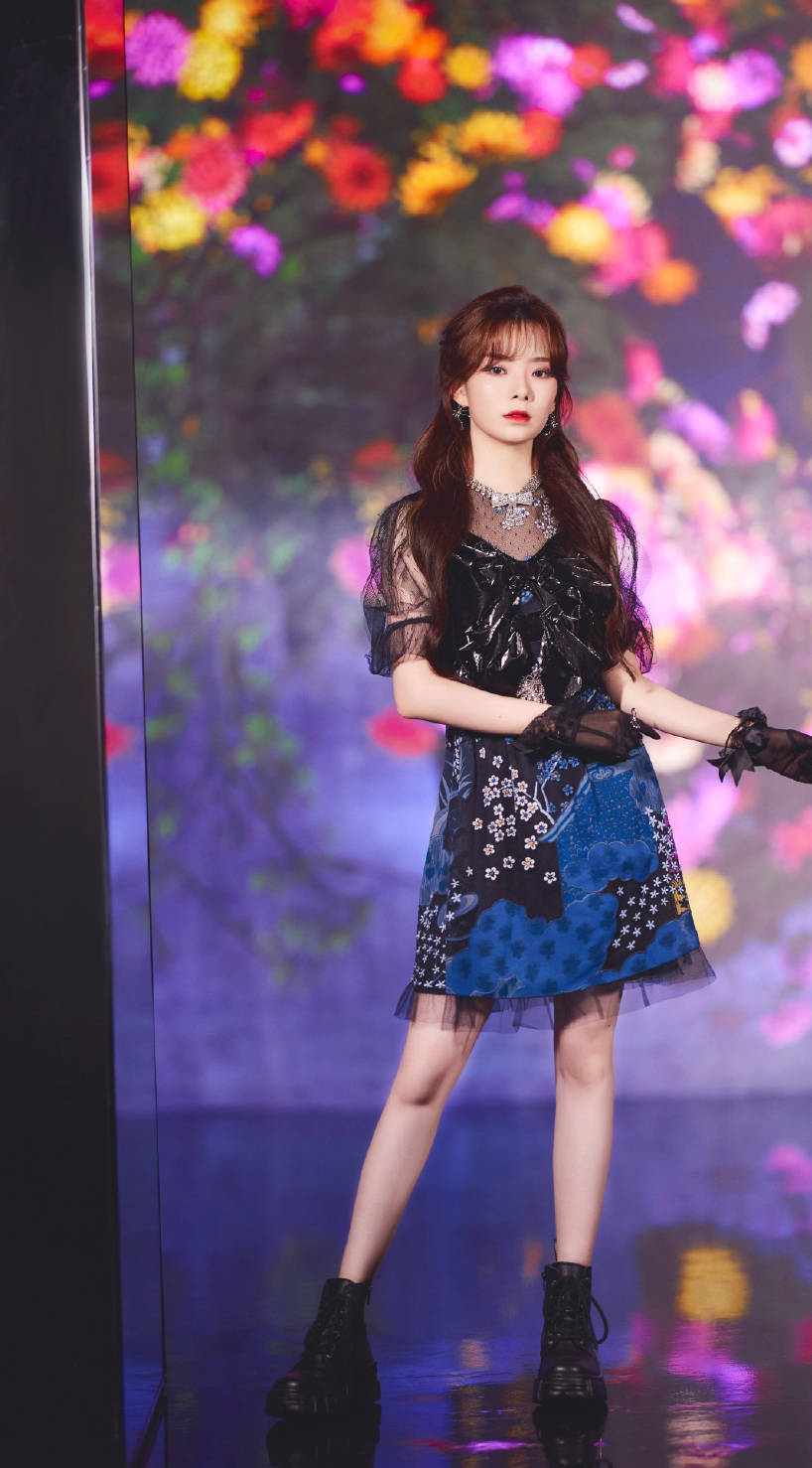 硬糖少女幻彩流光跨年大片释出灵动随性俏皮性感