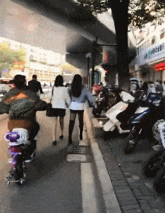 搞笑gif段子前面的美女步伐有点爷们哈没猜错的话肯定是鞋的问题