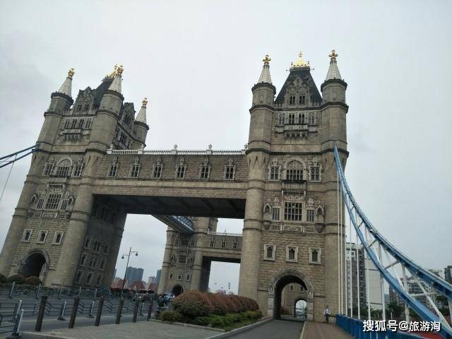 江苏一“丑陋”地标走红，被称山寨“伦敦塔桥”，耗资1400万升级