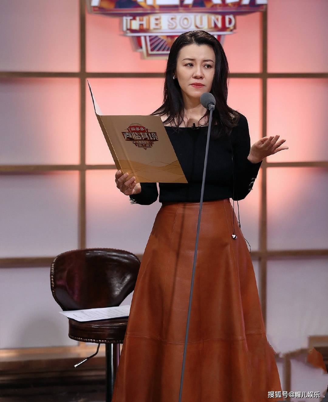 刘琳穿出40岁女人范黑色针织衫搭配棕色皮裙熟女也能玩时尚