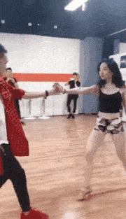 搞笑gif段子6你这一跤来得猝不及防啊