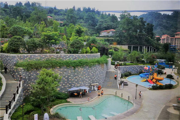 息烽温泉位于息烽县温泉镇,从贵阳过去一个多小时即可到达,息烽温泉是