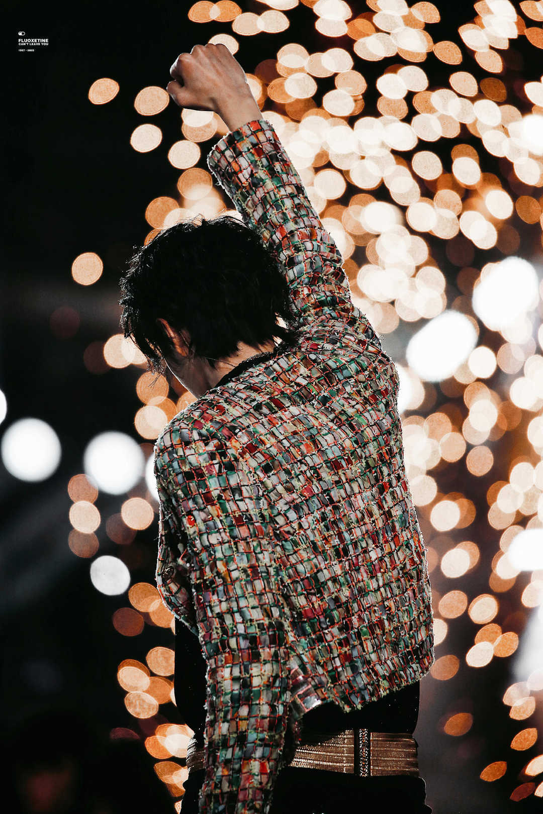 王一博跨年新歌首舞台吊威亚翻跟斗欢迎来到酷盖的世界